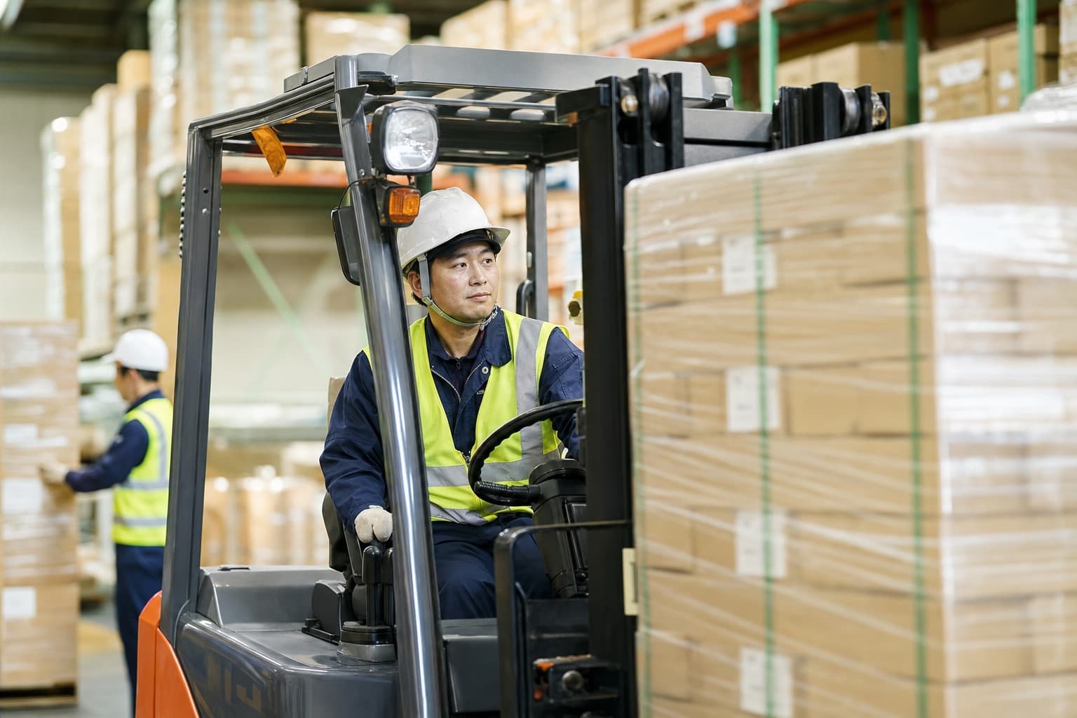 フォークリフトやクレーンでの荷役のコツを、技能として残す